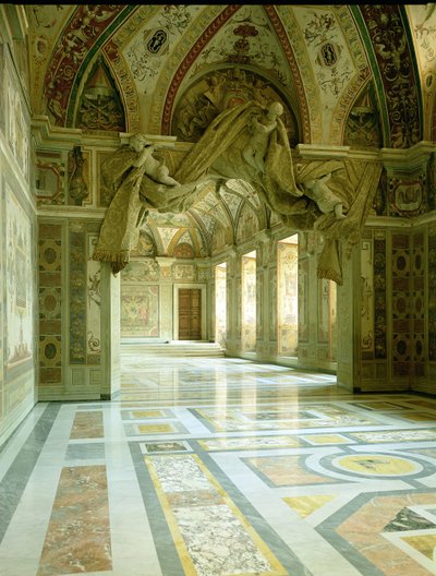 Interno con vista di angeli scolpiti da Gian Lorenzo Bernini